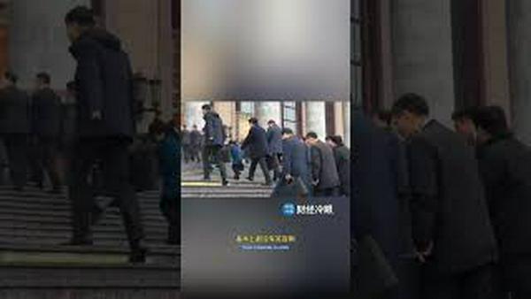 两会首日代表们被黑衣人监控满面愁容，毫无喜庆感！