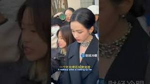 太不正常！漂亮女星参加央视节目被一群人推着走，眼神暴露出很多问题！