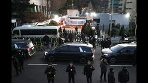 中共悄悄去习化！这个中心成立，首次未冠习名。王毅说法很滑头。韩剧高潮：检方大动作逮捕总统，遭总统卫队力阻！新年致词不比不知道：赖清德实在，习近平玩虚，中港股市暴跌
