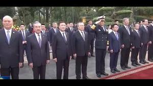 愈发诡异！董军随习访越，党媒只字不提他。彭丽媛罕见不随行！传即将落马？李鸿忠急忙露面闢谣