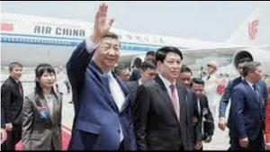 疯传习明泽随行出访，习近平讬孤之旅？习突感极度危险，要求马国大阵仗保安，夸张出动反恐部队。央视剪掉他下机镜头。又拿小本本照读