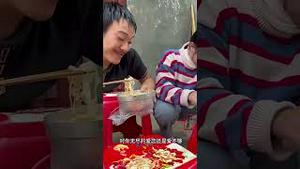 兄妹自小没了父母，是被大爹和么爸养大，现在残疾哥哥每天靠双手在大山里爬行放羊供妹妹上学，感动了无数网友！但缺了社会责任！