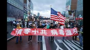 风雨交加，纽约华人集会游行！陈破空发表演讲：白纸革命挽回了民族尊严！沿街民众瞩目。口号声响彻华人社区！多位民运人士和留学生演讲