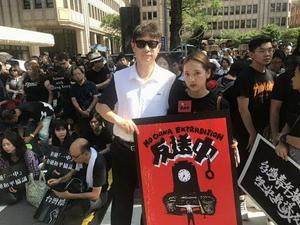 《建民论推墙593》林郑月娥的假搁置欺骗不了香港人民，今天在台湾参加了声援香港“反送中”活动，两岸三地中华儿女一起努力，给中共送终！