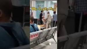 老人留最后一口气被抬到银行人脸识别取存款，社会主义特色