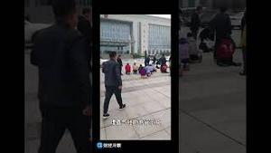 又一家银行爆雷坑民众存款，民众集体维权，方式不太对……